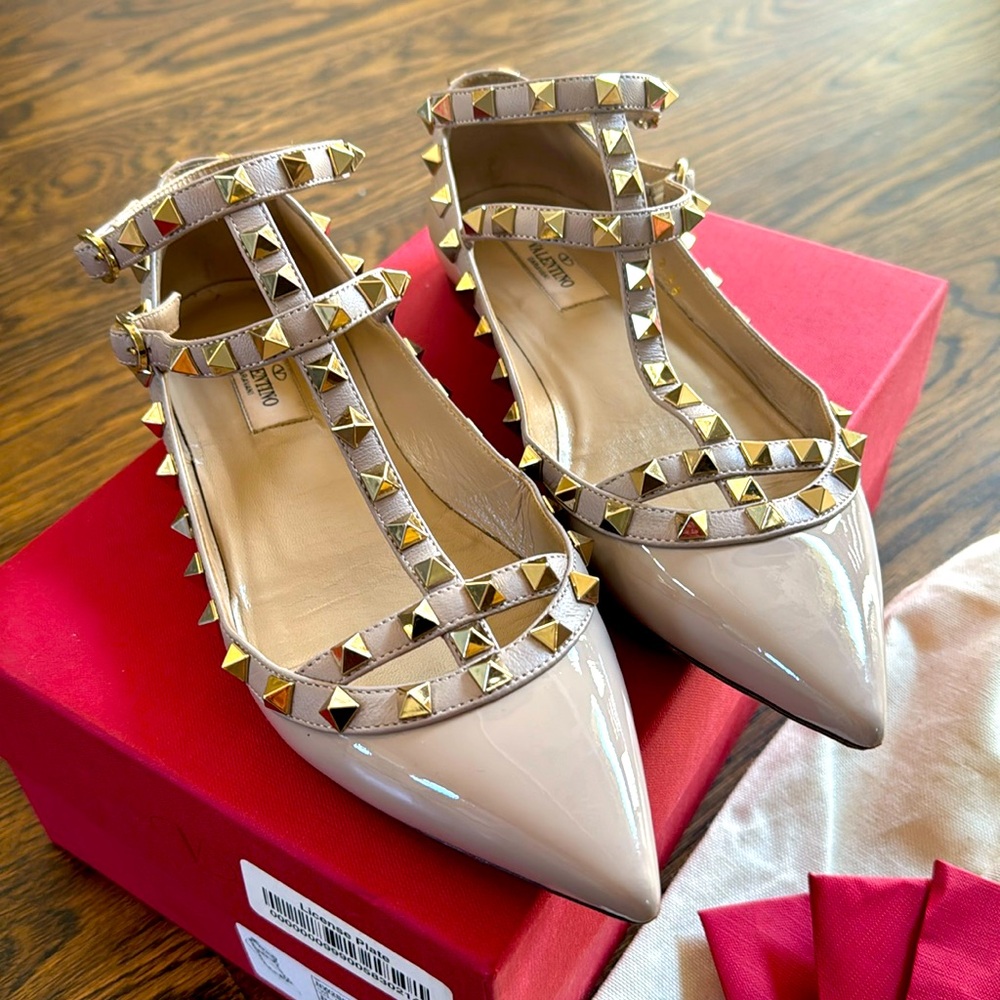 Valentino Garvani Rockstud Caged nude color flats.